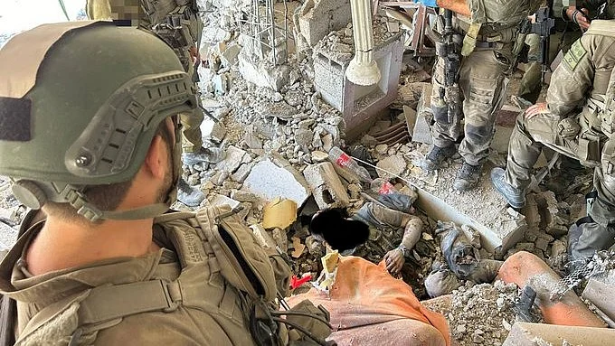 सोशल मीडिया पर आईडीएफ हमले में मारे गए सिनवार की फोटो वायरल हो रही है