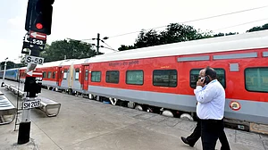 ट्रेन की एडवांस टिकट की बुकिंग के बदले नियम पर भड़के लोग, कहा- यात्रियों की होगी परेशानी, रेलवे को होगा घाटा