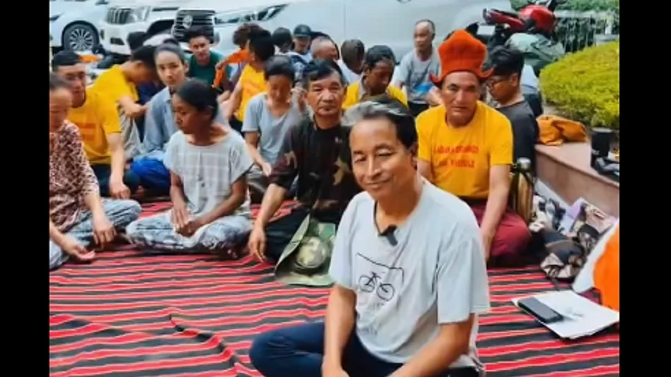 लद्दाख भवन में सोनम वांगचुक का अनशन जारी, पुलिस ने साथ देने आए कई समर्थकों को हिरासत में लिया