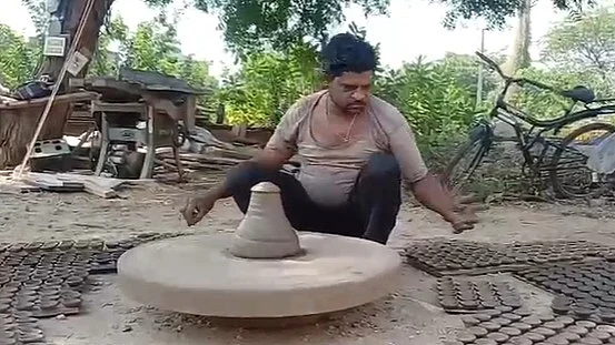 बाजार में इलेक्ट्रॉनिक आइटम आने से दीपक बनाने वाले कुम्हारों को हो रहा नुकसान