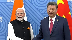 दुनियाः रूस में पीएम मोदी-जिनपिंग के बीच हुई द्विपक्षीय वार्ता और सूडान में मस्जिद पर हवाई हमले में 31 की मौत