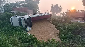 यूपी के बुलंदशहर में दर्दनाक सड़क हादसा, टैंकर ने सड़क के किनारे खड़े लोगों को कुचला, 3 की मौत