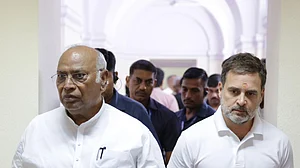 चक्रवात 'दाना' को खड़गे और राहुल गांधी ने बताया गंभीर प्राकृतिक आपदा, केंद्र सरकार से लगाई मदद की गुहार