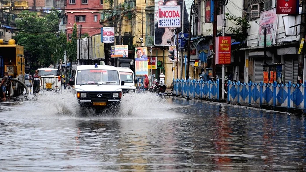 भारी बारिश के कारण कोलकाता के कई इलाकों में जलभराव, केएमसी हाई अलर्ट पर