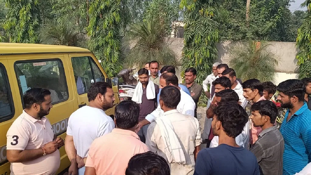जिस वैन पर हुई फायरिंग, उसके पास खड़े लोग।
