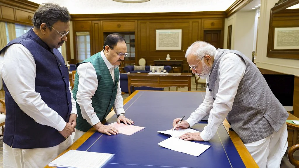 बीजेपी के पहले सक्रिय सदस्य बनते हुए पीएम नरेंद्र मोदी