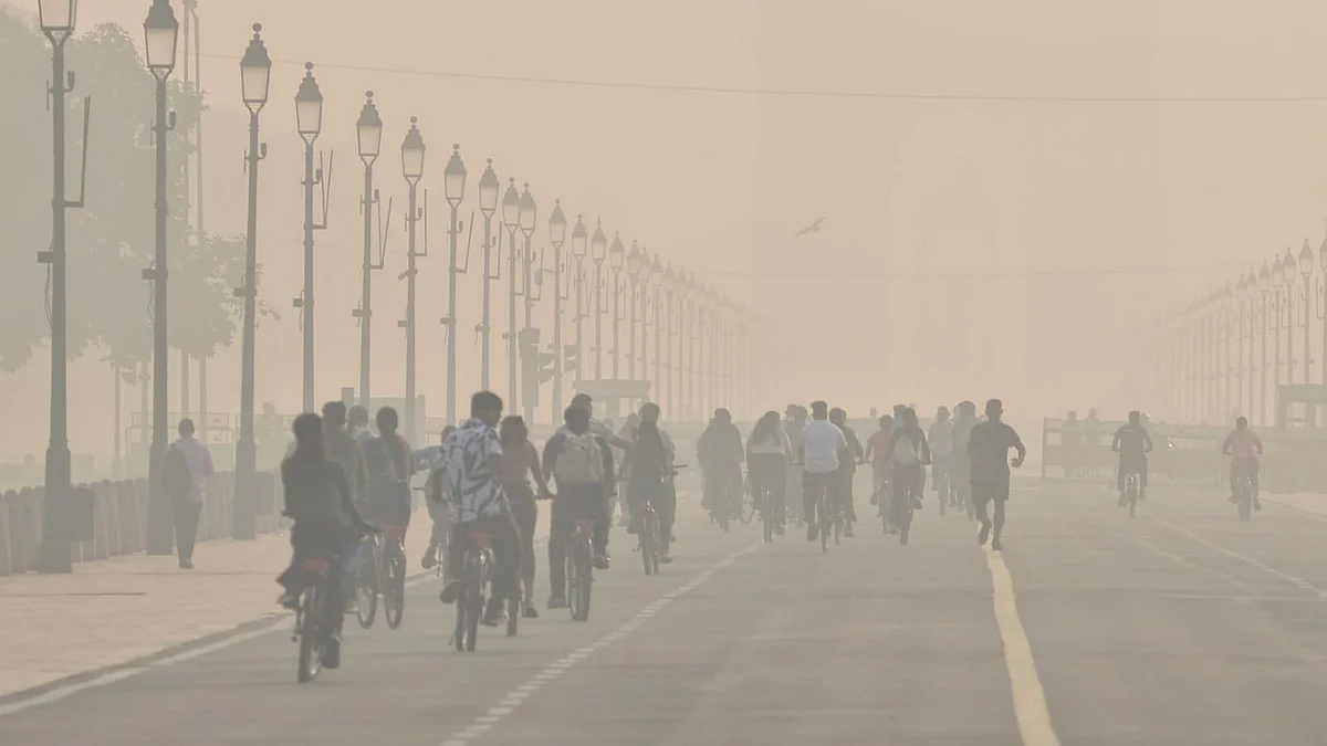 दिल्ली-NCR में कोहरा + प्रदूषण का कहर: विजिबिलिटी 50 मीटर, AQI 400 पार—फ्लाइट और ट्रेनें बेहाल दिल्ली-NCR में कोहरा + प्रदूषण का कहर: विजिबिलिटी 50 मीटर, AQI 400 पार—फ्लाइट और ट्रेनें बेहाल