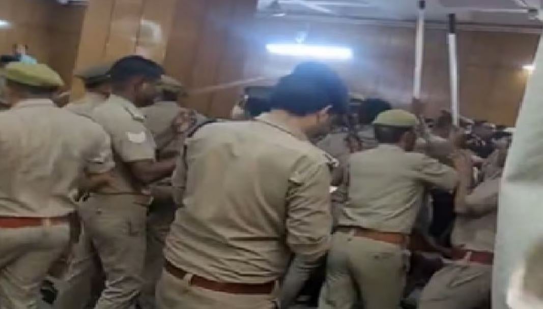 गाजियाबाद: जिला कोर्ट में जज के साथ बदतमीजी करने पर पुलिस ने वकीलों पर किया लाठीचार्ज
