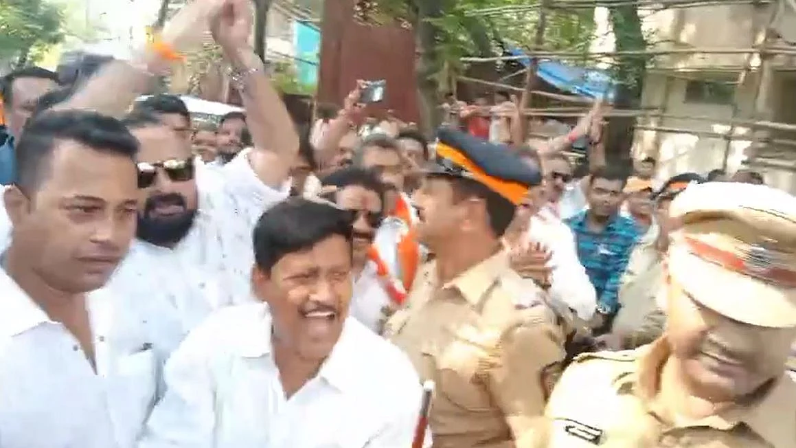 नारेबाजी करते जय उपाध्याय और गोपाल शेट्टी के कार्यकर्ता