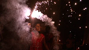 दिल्ली में पटाखों पर लगी रोक के बावजूद जमकर हुई आतिशबाजी, धुएं से लोगों का बुरा हाल, सांस लेना हुआ मुश्किल