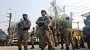 जम्मू-कश्मीर: श्रीनगर में हुई मुठभेड़ में लश्कर-ए-तैयबा का शीर्ष कमांडर ढेर, चार सुरक्षाकर्मी घायल