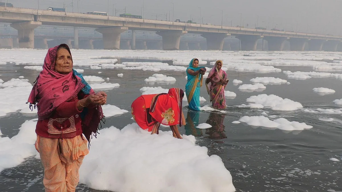 छठ पूजा में अगर आप भी यमुना में खड़े होकर देते हैं अर्घ्य तो हो जाइए सतर्क, गंभीर बीमारियों का है खतरा
