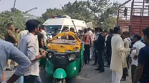 उत्तर प्रदेश के हरदोई में भीषण सड़क हादसा, 10 लोगों की दर्दनाक मौत, मृतकों में 6 महिलाएं और 3 बच्चे शामिल