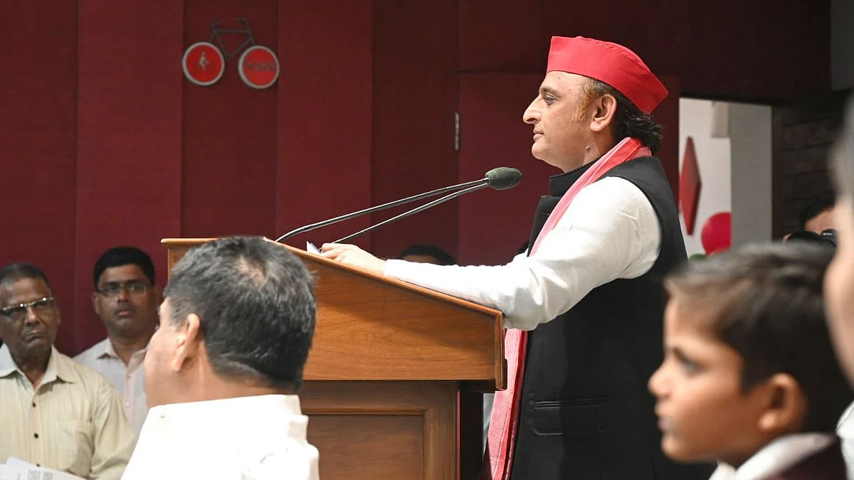 सिर्फ कपड़ों से कोई योगी नहीं बनता: अखिलेश यादव