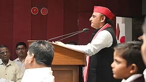 उत्तर प्रदेश: अखिलेश यादव का सीएम योगी पर तंज- सिर्फ कपड़ों से कोई योगी नहीं बनता