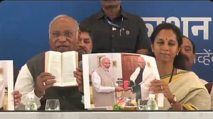 मोदी ने भी रामनाथ कोविंद को दी थी संविधान की ‘लाल किताब’, अब ‘शहरी नक्सलवाद’ से कर रहे तुलना, खड़गे ने खोली पोल