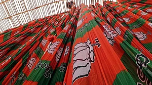 महाराष्ट्र: मारपीट में गिरफ्तार बीजेपी कार्यकर्ता को विशेष सुविधाएं मिलने का वीडियो वायरल, दो पुलिसकर्मी निलंबित