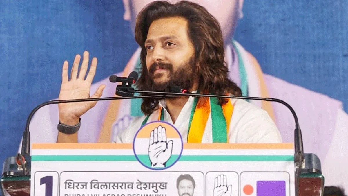 रितेश देशमुख लातूर में चुनावी सभा को संबोधित करते हुए