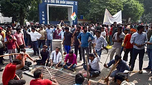 UPPSC Protest: ‘एक दिन, एक परीक्षा’ पर अड़े छात्र, आंदोलन तीसरे दिन भी जारी