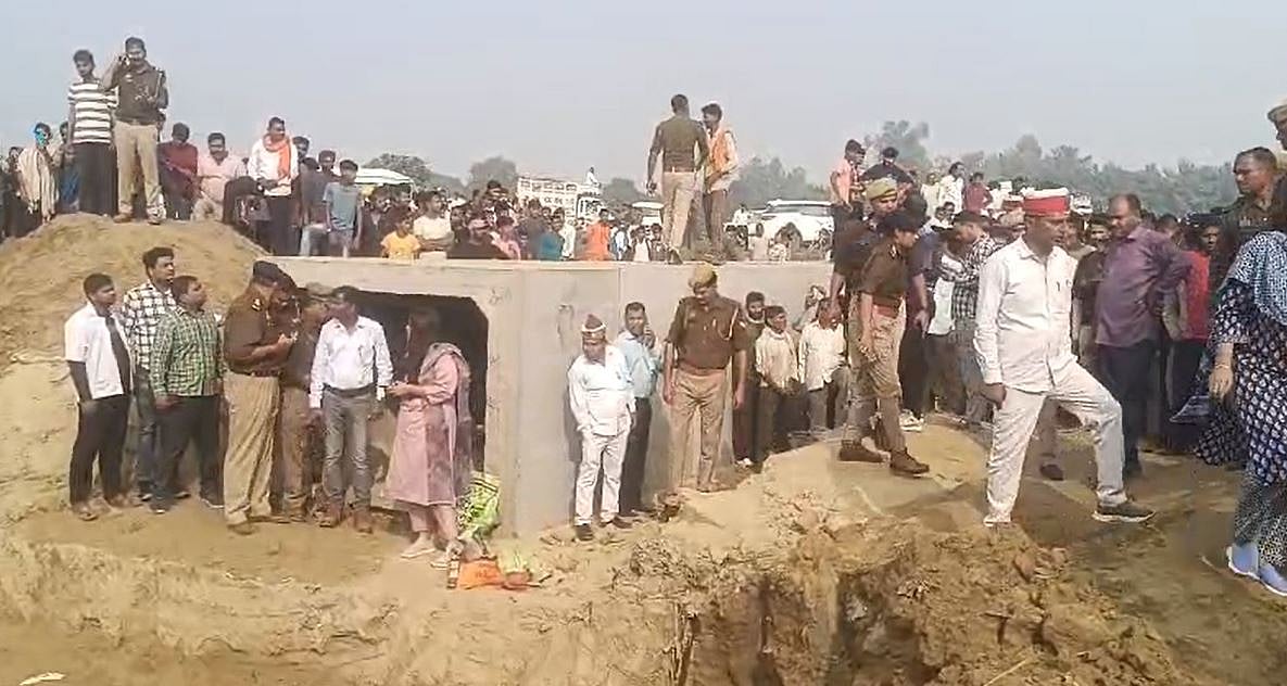 यूपी के कासगंज में बड़ा हादसा, मिट्टी का टीला ढहने से 4 महिलाओं की मौत, कई बच्चे भी दबे, राहत-बचाव कार्य जारी