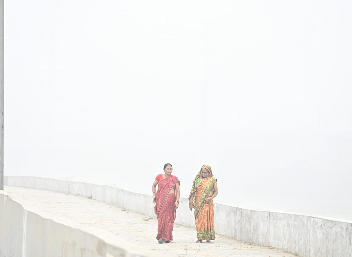 दिल्ली में प्रदूषण हुआ जानलेवा! धुंध की चादर से आम लोग परेशान, बोले- आंखें जल रहीं और सांस लेना भी मुश्किल 