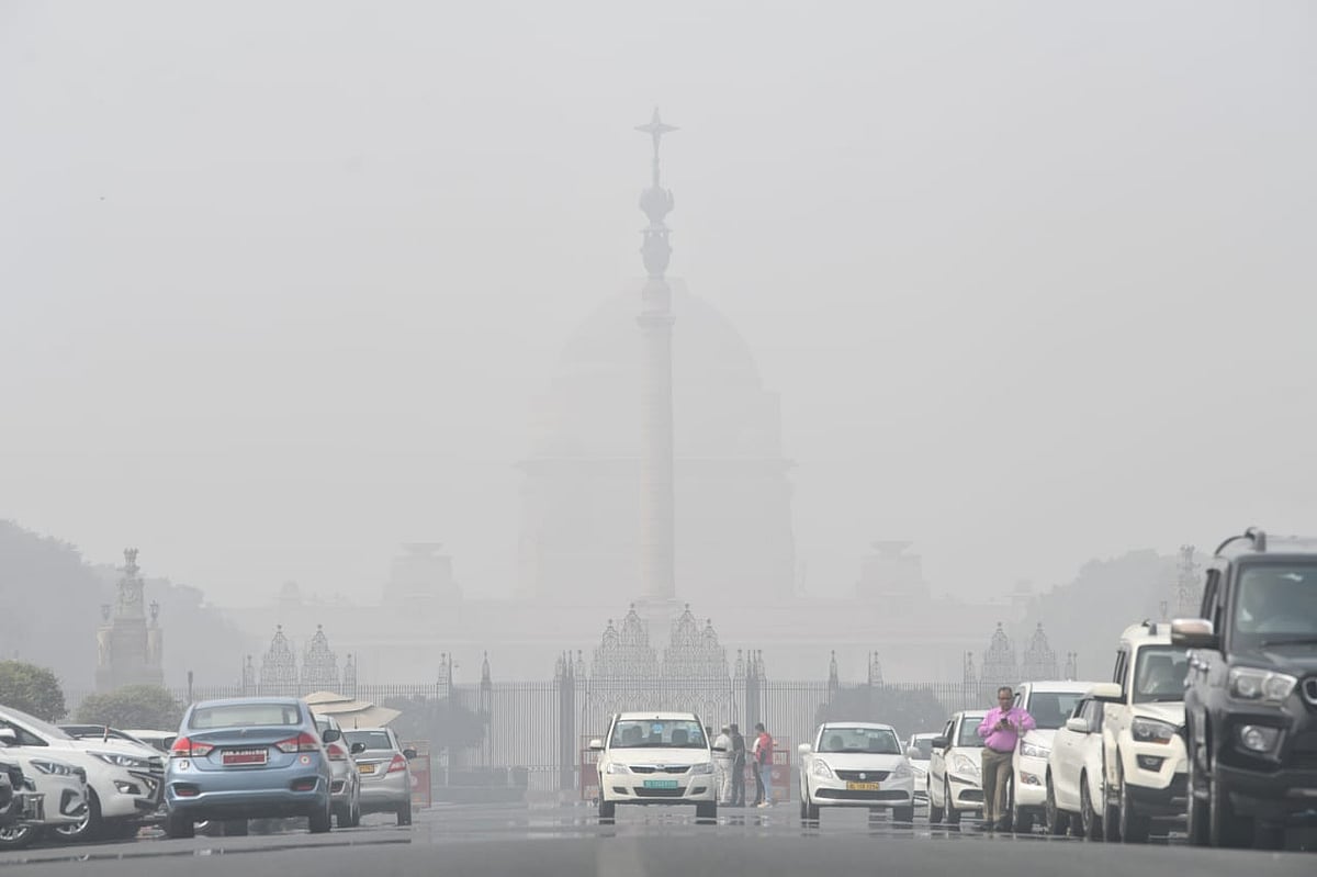 दिल्ली में प्रदूषण हुआ जानलेवा! धुंध की चादर से आम लोग परेशान, बोले- आंखें जल रहीं और सांस लेना भी मुश्किल 