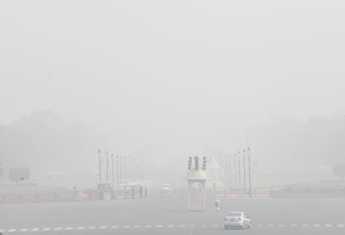 दिल्ली में प्रदूषण हुआ जानलेवा! धुंध की चादर से आम लोग परेशान, बोले- आंखें जल रहीं और सांस लेना भी मुश्किल 