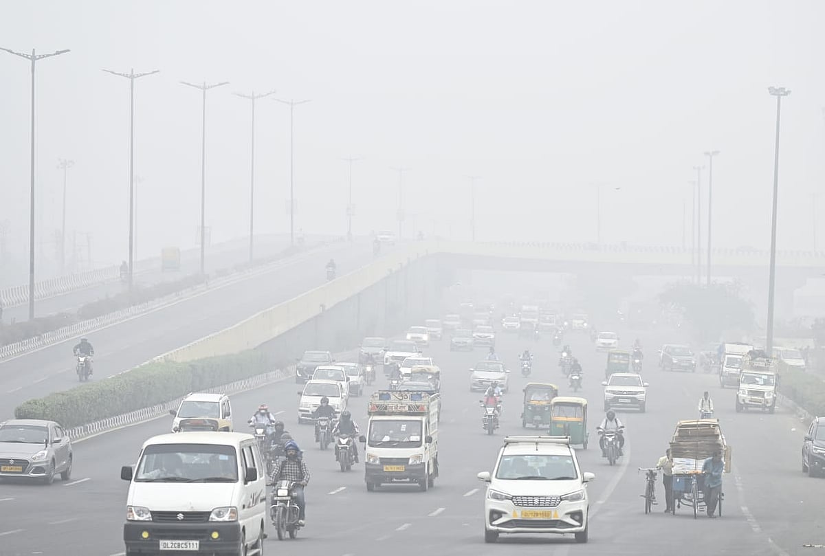 दिल्ली में प्रदूषण हुआ जानलेवा! धुंध की चादर से आम लोग परेशान, बोले- आंखें जल रहीं और सांस लेना भी मुश्किल 