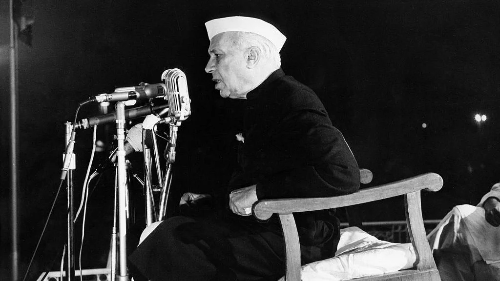 1955 में नई दिल्ली में एक भाषण के दौरान भारत के तत्कालान प्रधानमंत्री पंडित जवाहरलाल नेहरू (गेटी इमेजेज के माध्यम से रिपोर्टर्स एसोसिएट्स/गामा-राफो द्वारा फोटो)