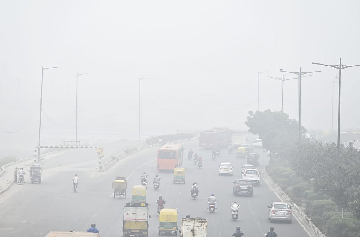 दिल्ली में प्रदूषण हुआ जानलेवा! धुंध की चादर से आम लोग परेशान, बोले- आंखें जल रहीं और सांस लेना भी मुश्किल 