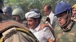 टोंक में SDM को थप्पड़ मारने वाले नरेश मीणा को पुलिस ने किया गिरफ्तार, हंगामा कर रहे समर्थकों पर दागे आंसू गैस के गोले