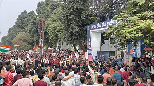 छात्रों के आगे झुकी योगी सरकार, UPPSC अब एक ही दिन लेगा पीसीएस-प्री एग्जाम, RO-ARO परीक्षा टली, जल्द आएगी तारीख