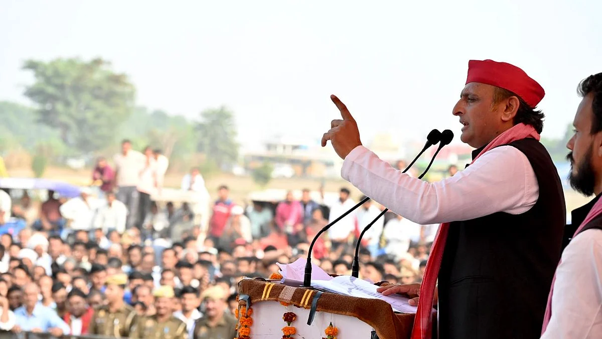 अखिलेश यादव यूपी के खैर में चुनावी रैली को संबोधित करते हुए