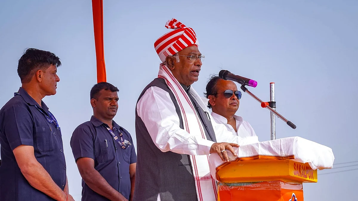 मल्लिकार्जुन खड़गे झारखंड में चुनावी सभा को संबोधित करते हुए 