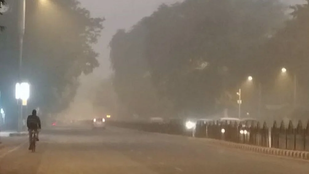 दिल्ली में जानलेवा हुआ प्रदूषण, GRAP-4 लागू, कई कड़े प्रतिबंध लगे, 9वीं तक ऑनलाइन पढ़ाई का आदेश