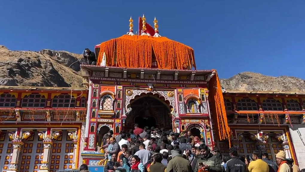 शीतकाल के लिए आज रात बंद होंगे बद्रीनाथ मंदिर के कपाट, उत्तराखंड में इस साल की चारधाम यात्रा भी समाप्त