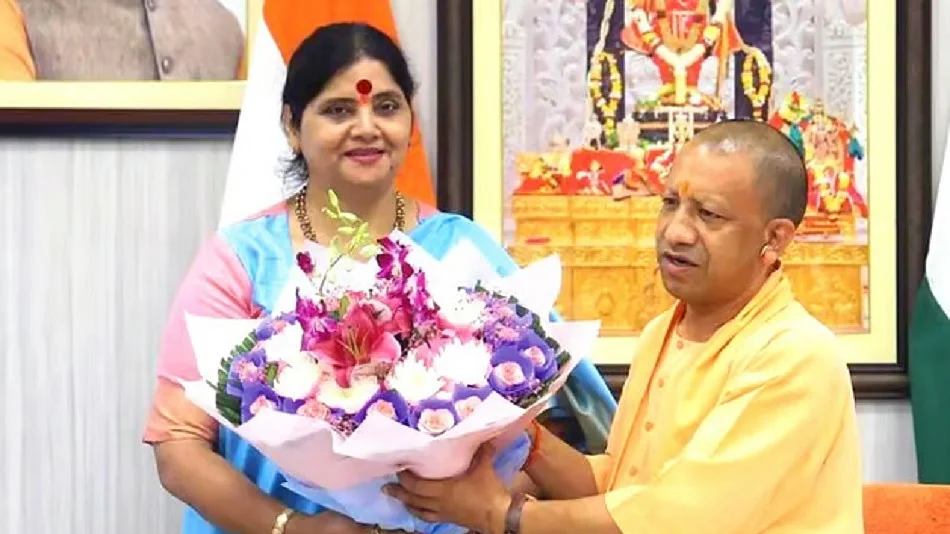 उत्तर प्रदेश के सीएम योगी राज्य महिला आयोग की अध्यक्ष बबीता चौहान के साथ