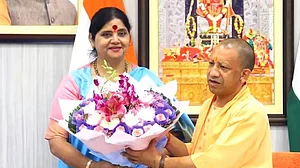 उत्तर प्रदेश के सीएम योगी राज्य महिला आयोग की अध्यक्ष बबीता चौहान के साथ