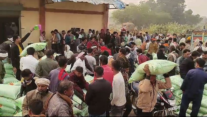 मध्य प्रदेश के शिवपुरी जिले में खाद की किल्लत, खाद गोदाम पर किसानों की लंबी कतारें, छलका दर्द