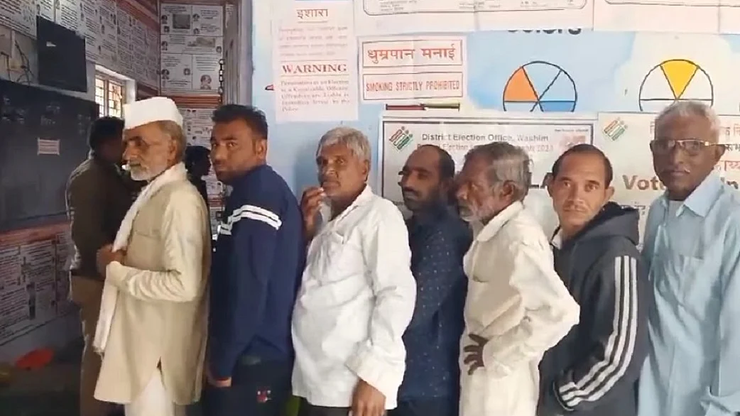 महाराष्ट्र चुनाव में 58.22 प्रतिशत मतदान, फिल्मी सितारों से लेकर उद्योग के दिग्गजों ने बढ़-चढ़कर वोटिंग किया