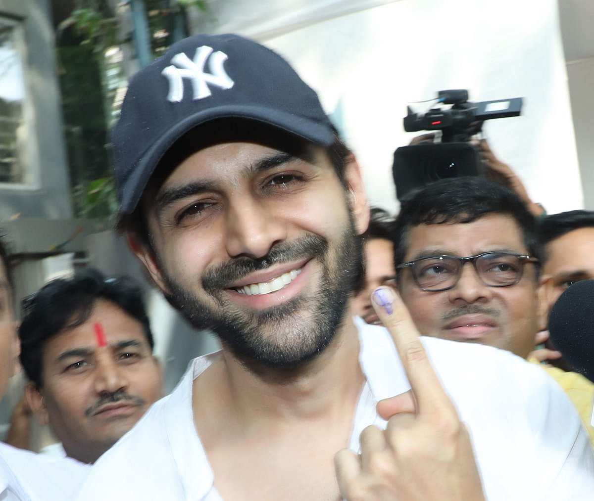 महाराष्ट्र चुनाव: अभिनेता अक्षय कुमार और राजकुमार राव समेत कई सितारों ने डाला वोट, देखें तस्वीरें