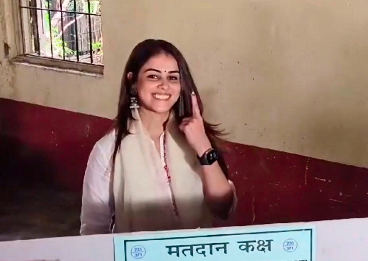 महाराष्ट्र चुनाव: अभिनेता अक्षय कुमार और राजकुमार राव समेत कई सितारों ने डाला वोट, देखें तस्वीरें