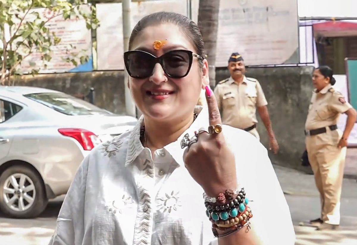 महाराष्ट्र चुनाव: अभिनेता अक्षय कुमार और राजकुमार राव समेत कई सितारों ने डाला वोट, देखें तस्वीरें