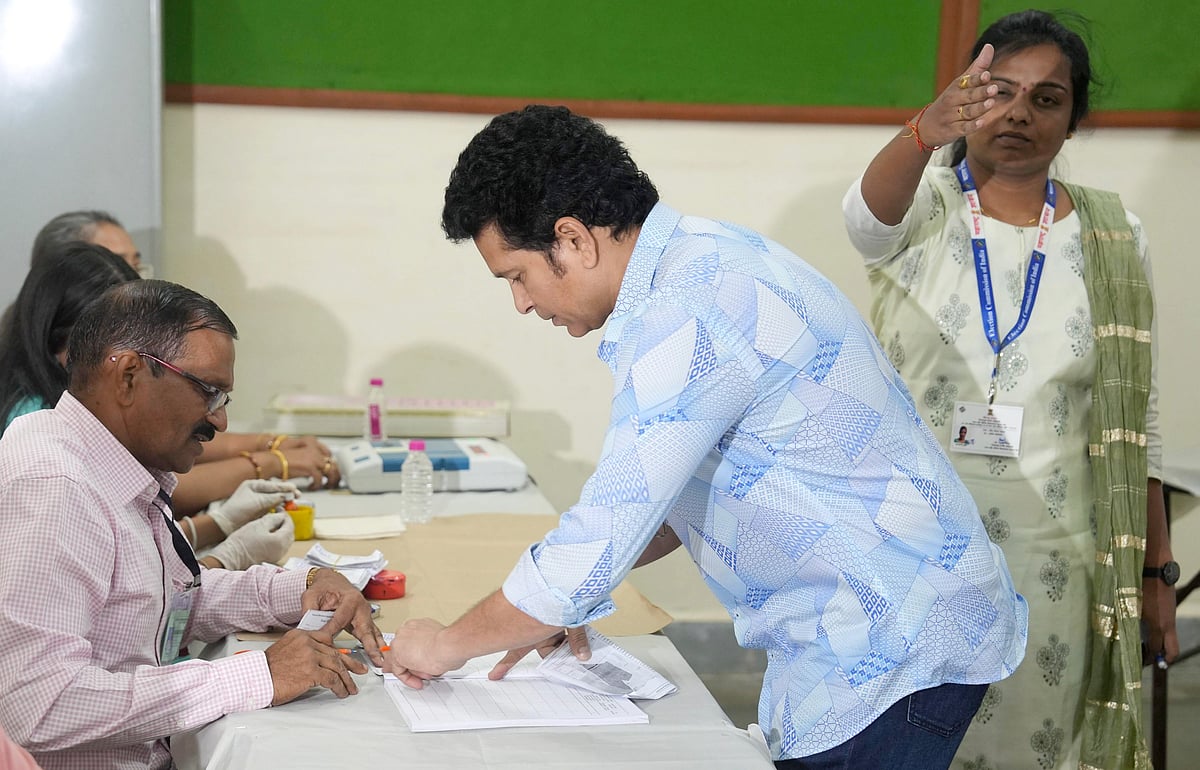 महाराष्ट्र चुनाव: अभिनेता अक्षय कुमार और राजकुमार राव समेत कई सितारों ने डाला वोट, देखें तस्वीरें