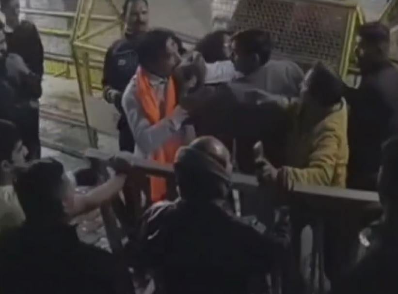 उज्जैन: महाकालेश्‍वर मंदिर में भस्म आरती के बीच हंगामा, जमकर हुई मारपीट, फर्जी एंट्री कराने का आरोप