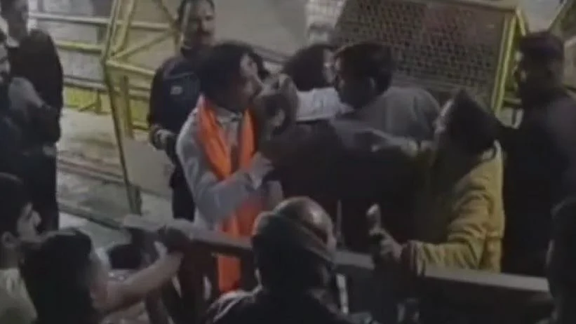 महाकालेश्‍वर मंदिर में भस्म आरती के बीच हंगामा