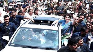 वायनाड लोकसभा उपचुनाव: कांग्रेस नेता प्रियंका गांधी तीन लाख से अधिक मतों से आगे, तीसरे नंबर पर बीजेपी