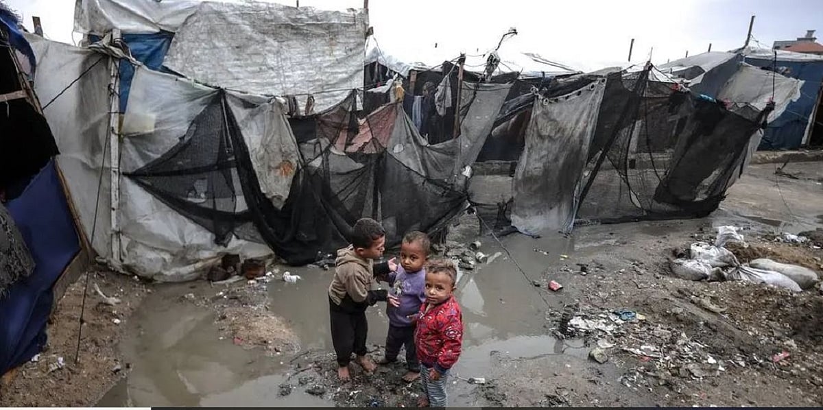 दुनियाः गाजा में जंग के बीच बाढ़ का खतरा, बढ़ेंगी मुश्किलें और इजरायल ने बेरूत को फिर बनाया निशाना, 29 की मौत