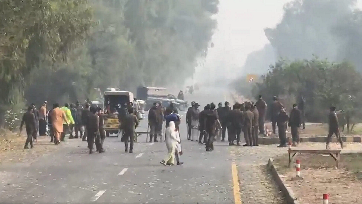 पाकिस्तान में इमरान खान के समर्थकों का बवाल।