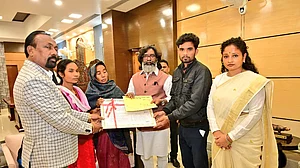 झारखंडः सीएम हेमंत सोरेन ने शहीद अग्निवीर के आश्रित को नियुक्ति पत्र सौंपा, 10 लाख रुपये का चेक भी दिया